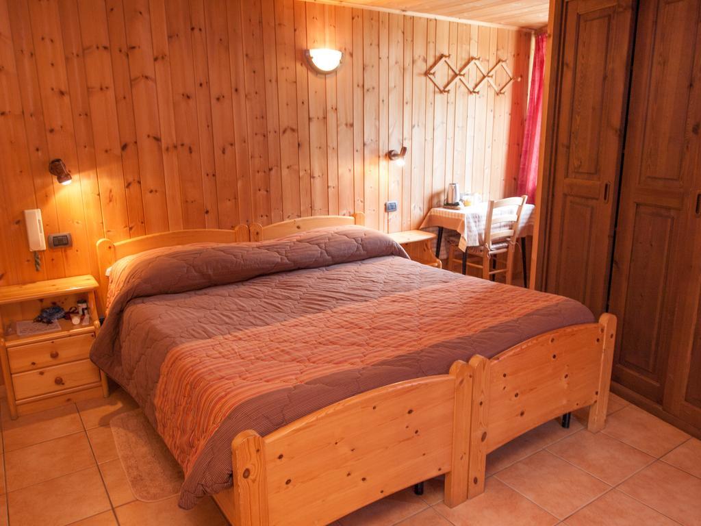 Le Vieux Rascard Chambres D'Hotes Champoluc Δωμάτιο φωτογραφία